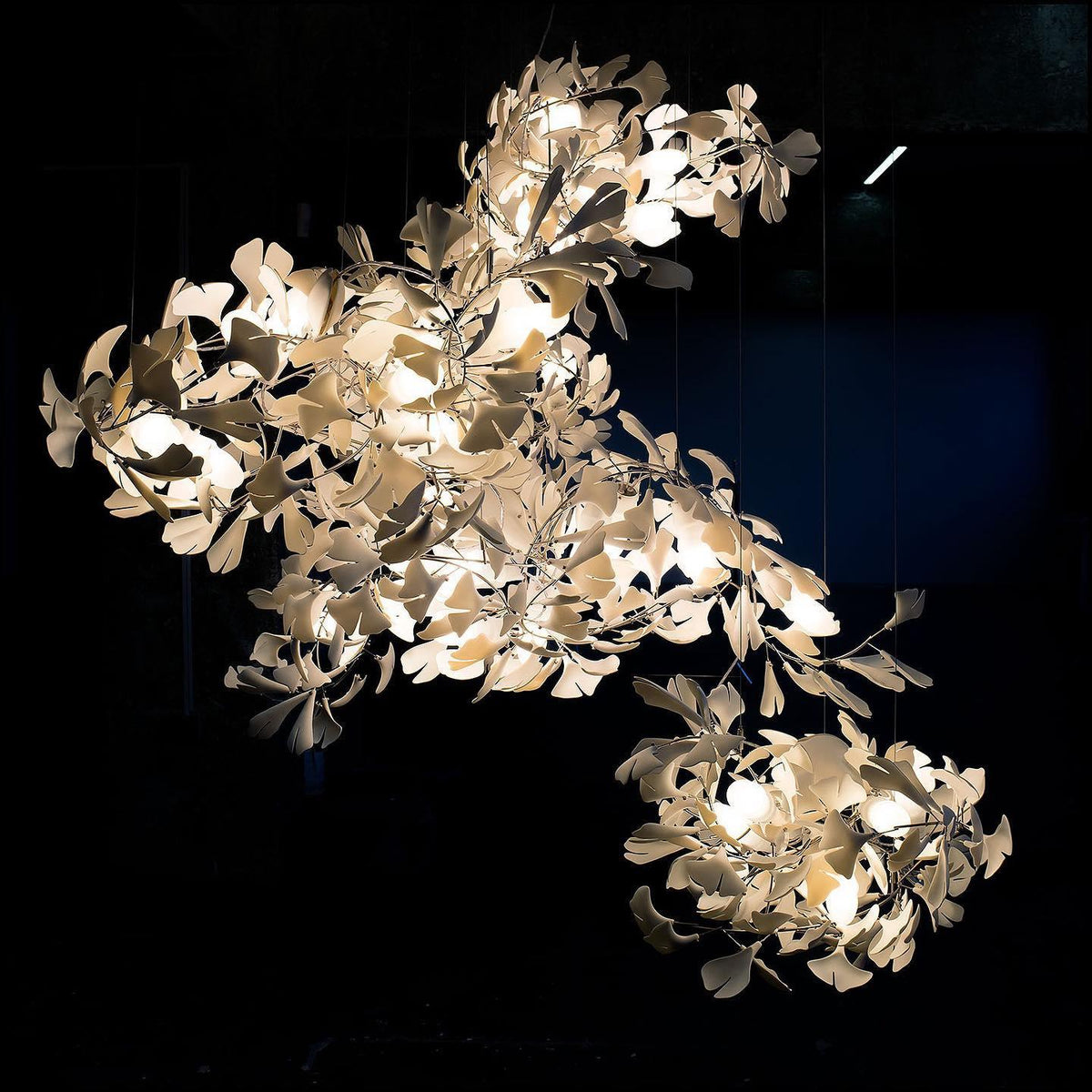 Ceroraine Kronleuchter Gingko aus Porzellan mit LED im zeitgenössischen Stil