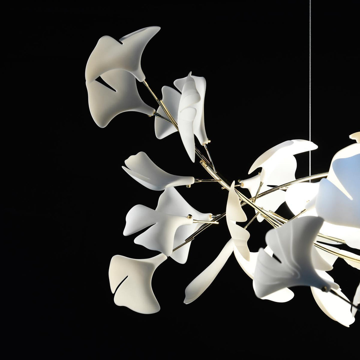 Ceroraine Kronleuchter Gingko aus Porzellan mit LED im zeitgenössischen Stil