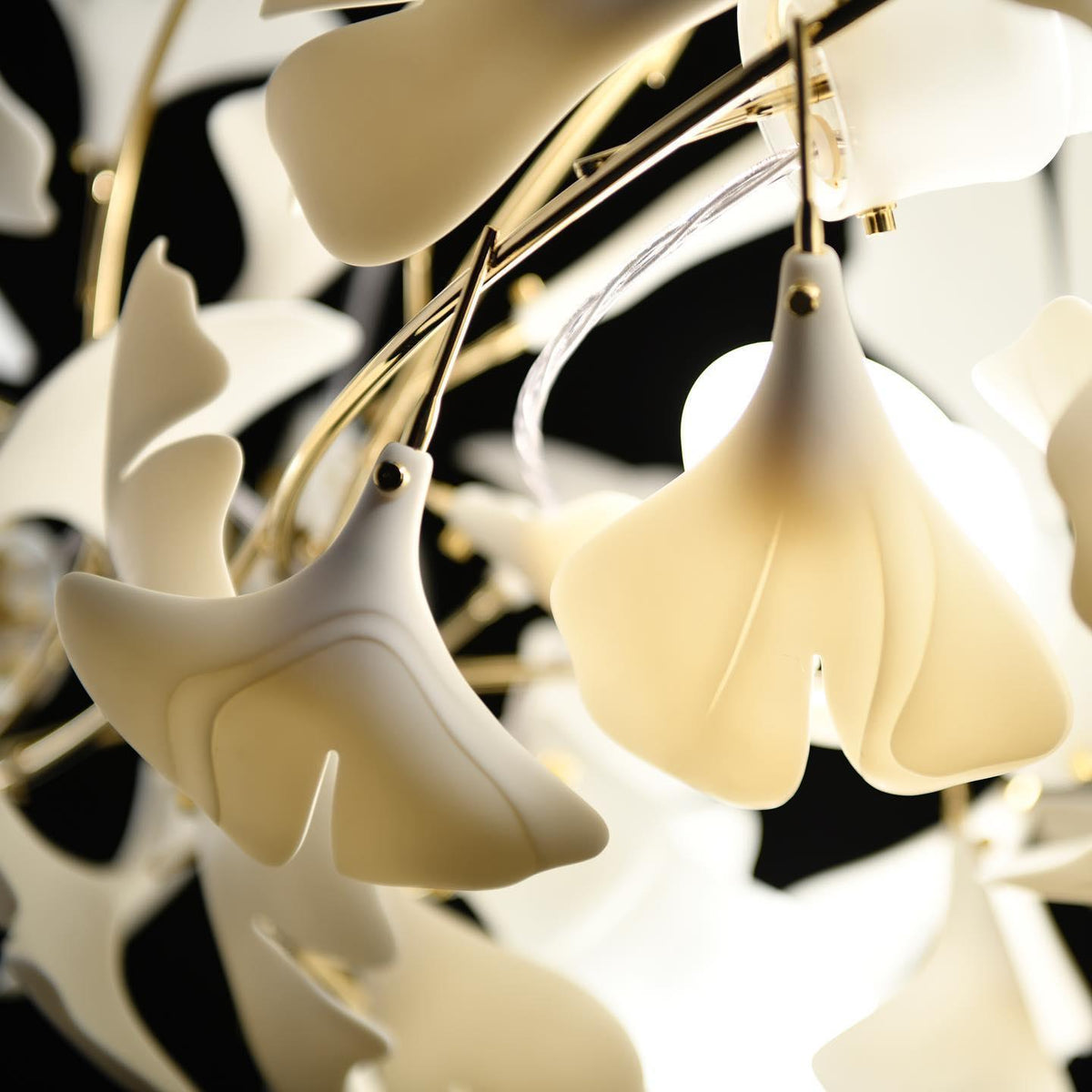 Ceroraine Kronleuchter Gingko aus Porzellan mit LED im zeitgenössischen Stil