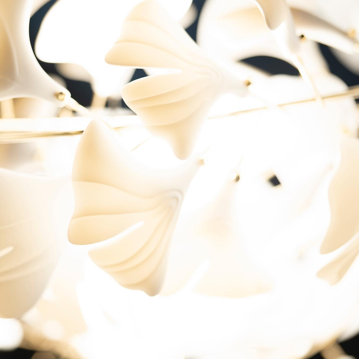Ceroraine Kronleuchter Gingko aus Porzellan mit LED im zeitgenössischen Stil