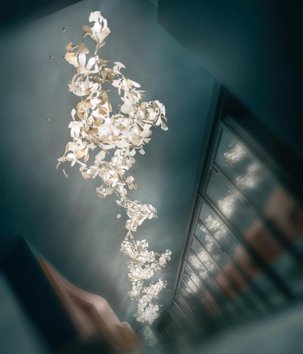 Ceroraine Kronleuchter Gingko aus Porzellan mit LED im zeitgenössischen Stil