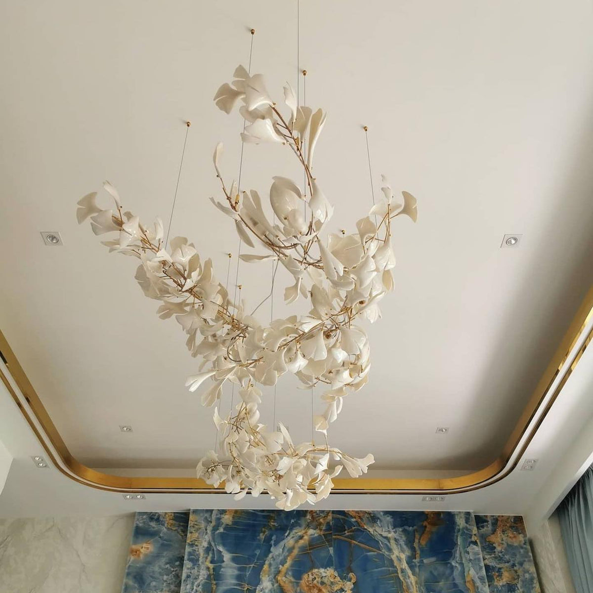 Ceroraine Kronleuchter Gingko aus Porzellan mit LED im zeitgenössischen Stil