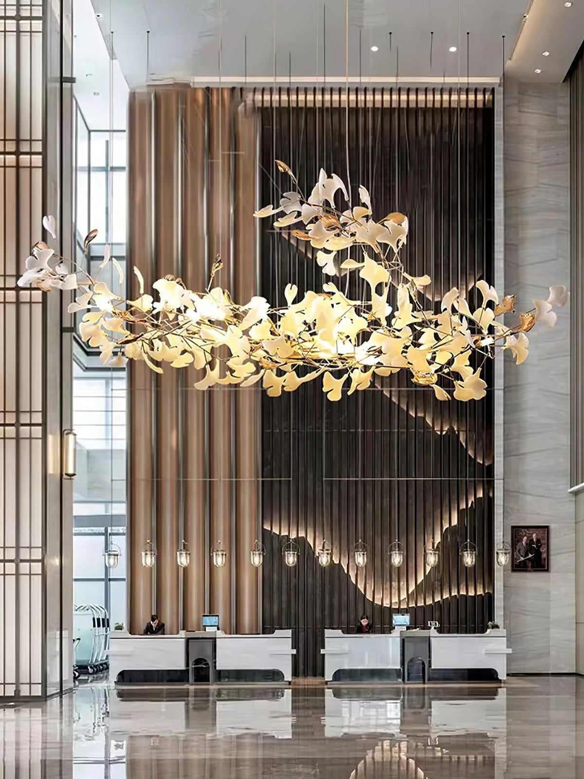 Viraaelle Kronleuchter aus Keramik mit Ginkgo-Blättern in Kombination