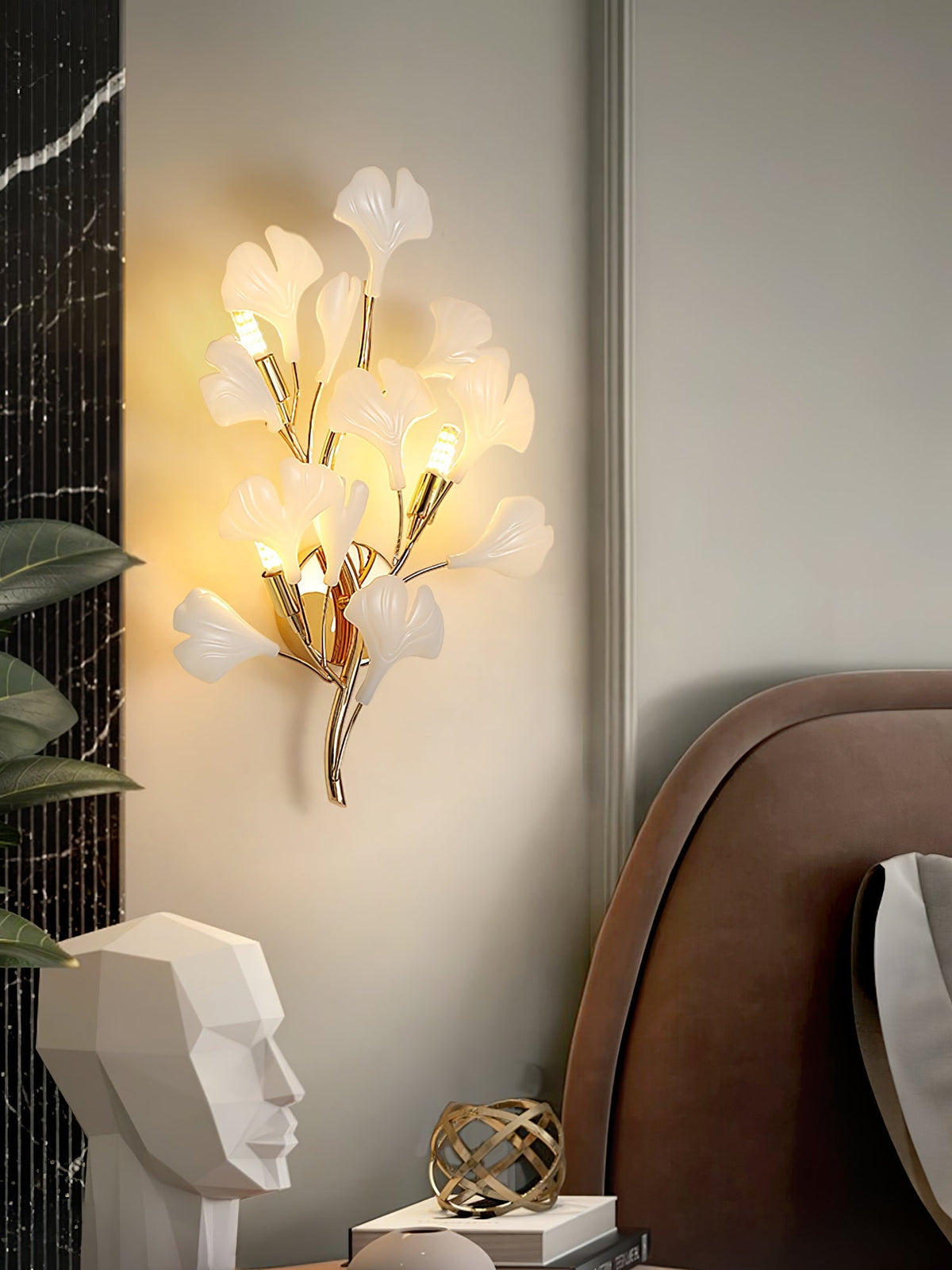Oakes zeitgenössische luxuriöse Wandleuchte aus Ginkgo-Keramik