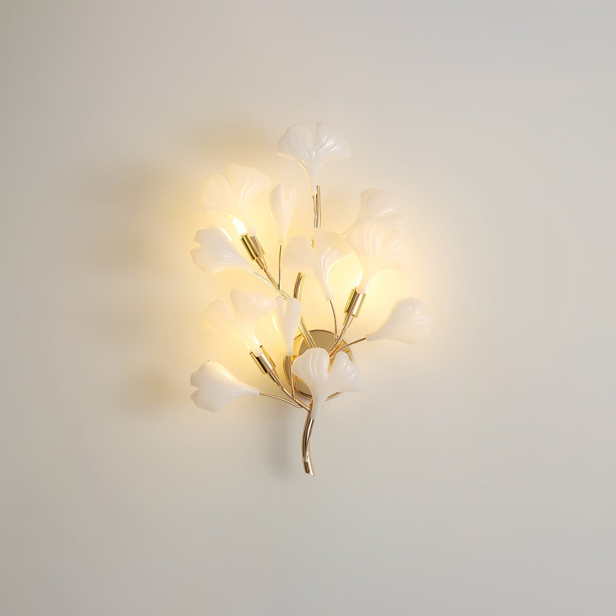 Oakes zeitgenössische luxuriöse Wandleuchte aus Ginkgo-Keramik