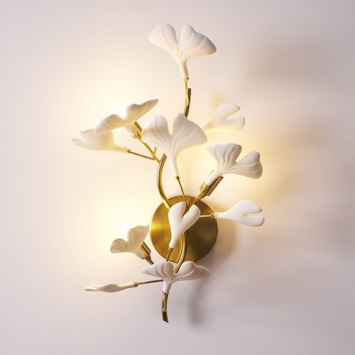 Oakes zeitgenössische luxuriöse Wandleuchte aus Ginkgo-Keramik