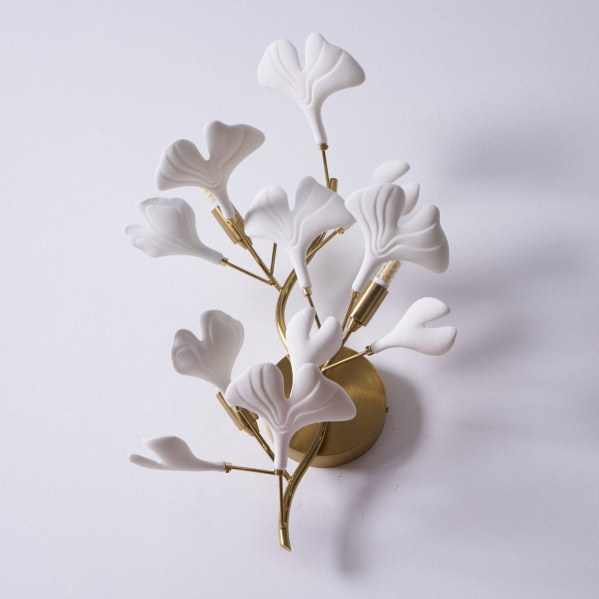 Oakes zeitgenössische luxuriöse Wandleuchte aus Ginkgo-Keramik