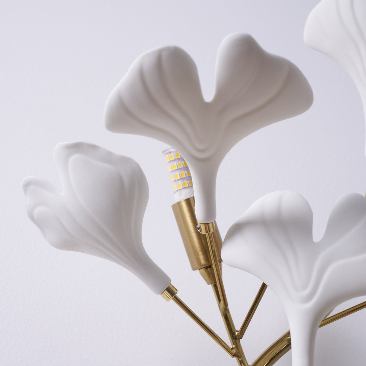 Oakes zeitgenössische luxuriöse Wandleuchte aus Ginkgo-Keramik