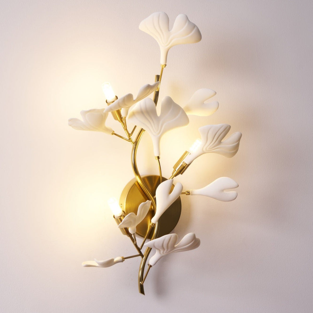 Oakes zeitgenössische luxuriöse Wandleuchte aus Ginkgo-Keramik