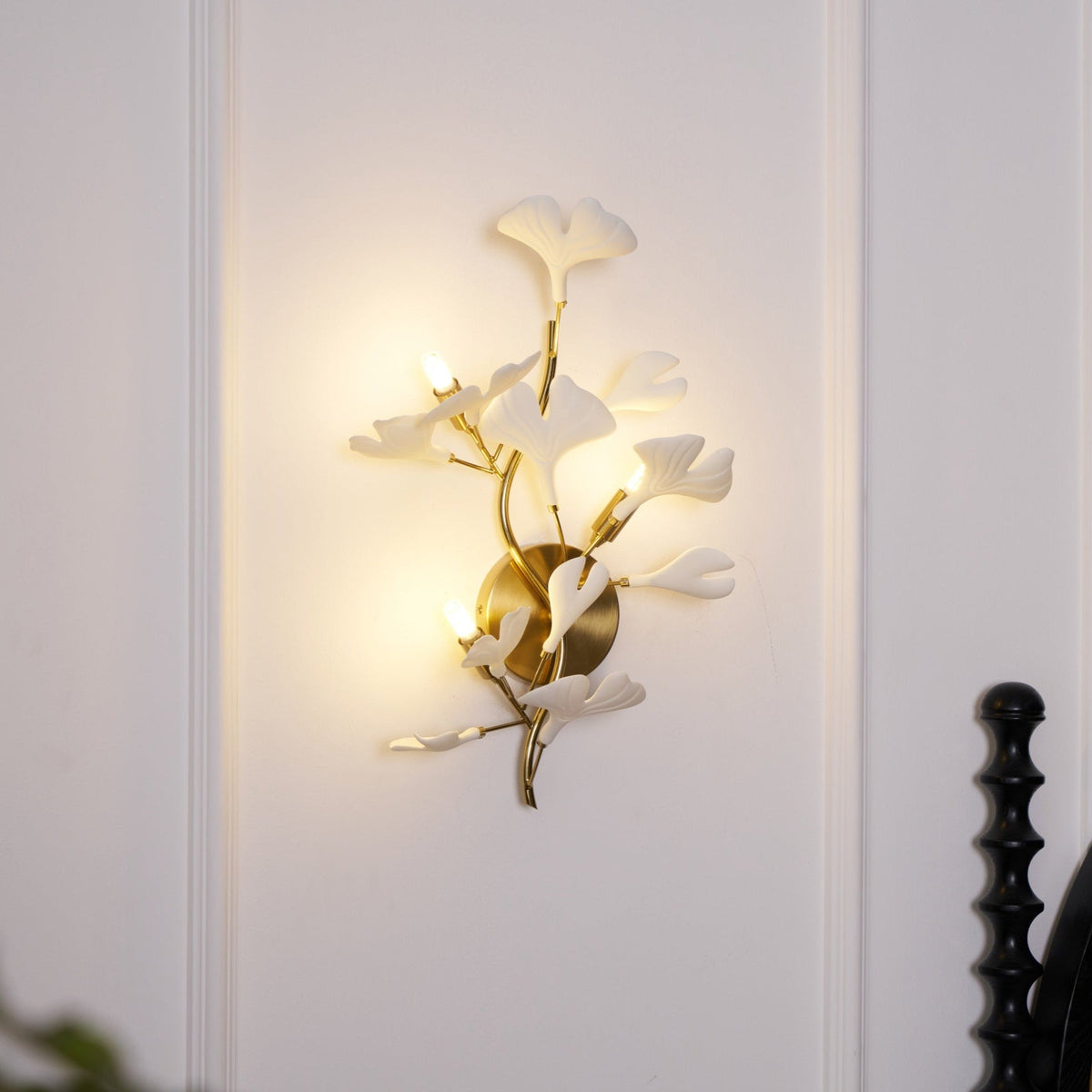Oakes zeitgenössische luxuriöse Wandleuchte aus Ginkgo-Keramik