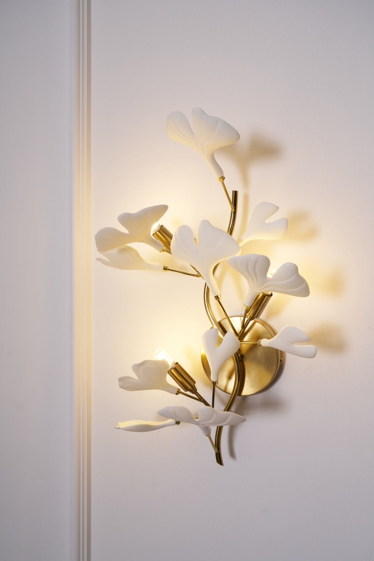 Oakes zeitgenössische luxuriöse Wandleuchte aus Ginkgo-Keramik