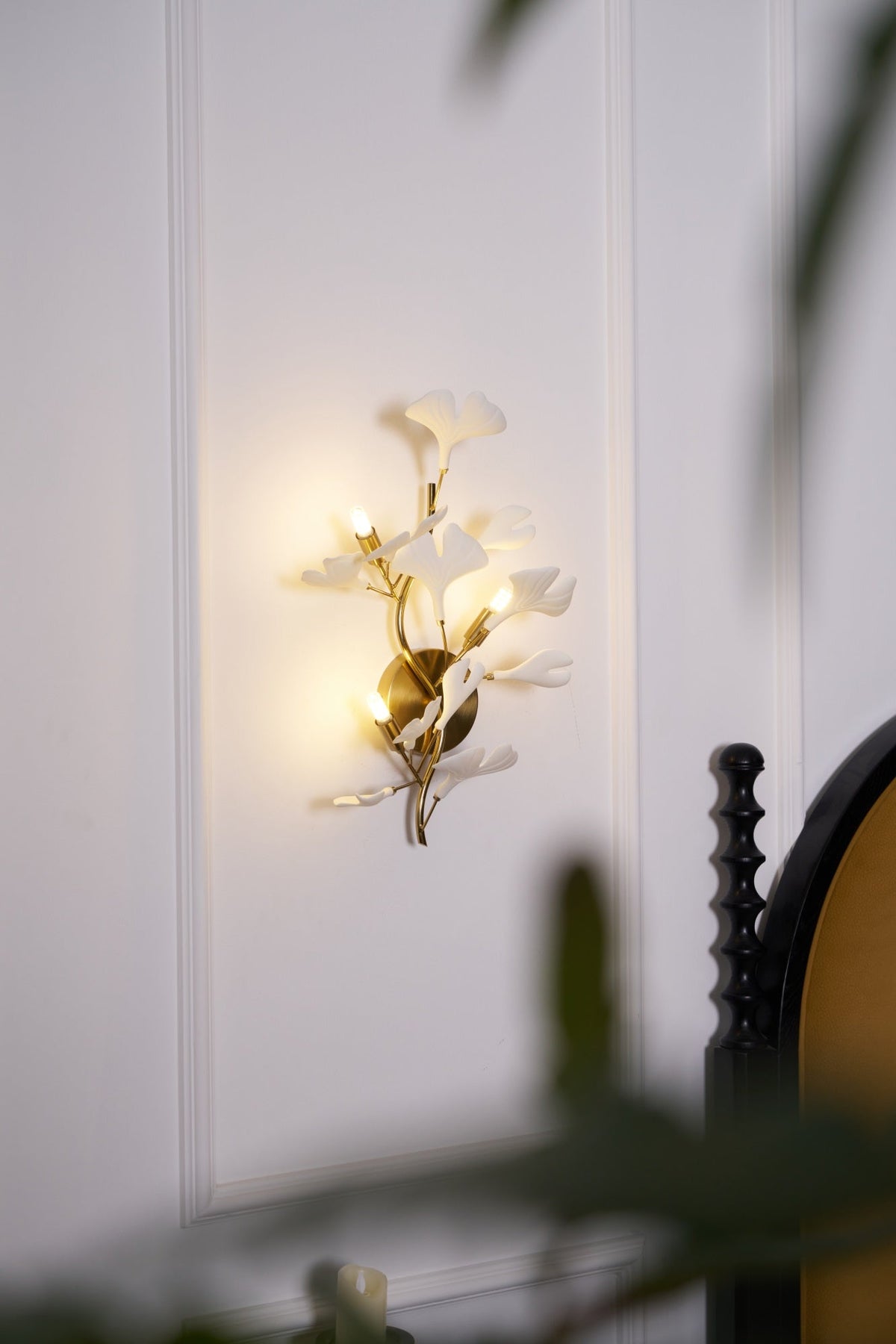 Oakes zeitgenössische luxuriöse Wandleuchte aus Ginkgo-Keramik