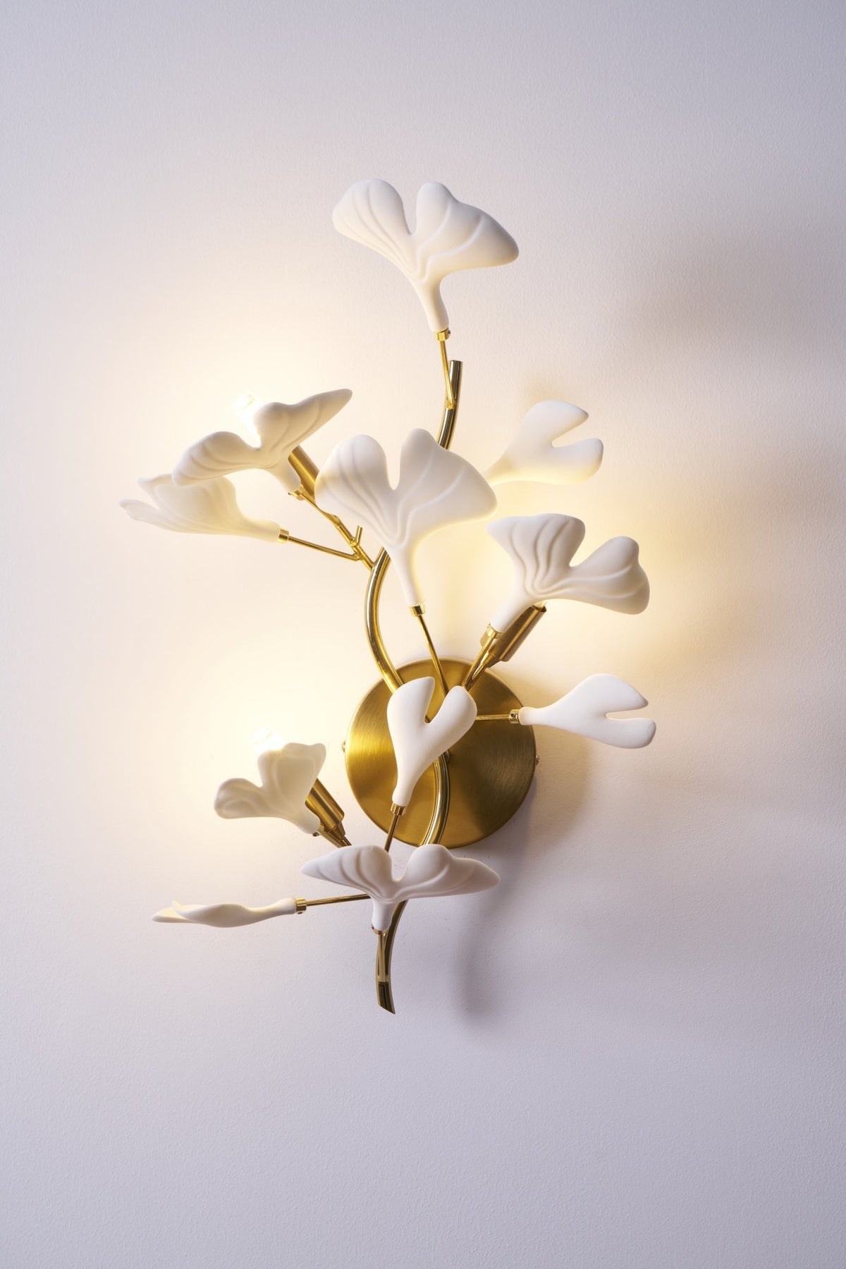 Oakes zeitgenössische luxuriöse Wandleuchte aus Ginkgo-Keramik