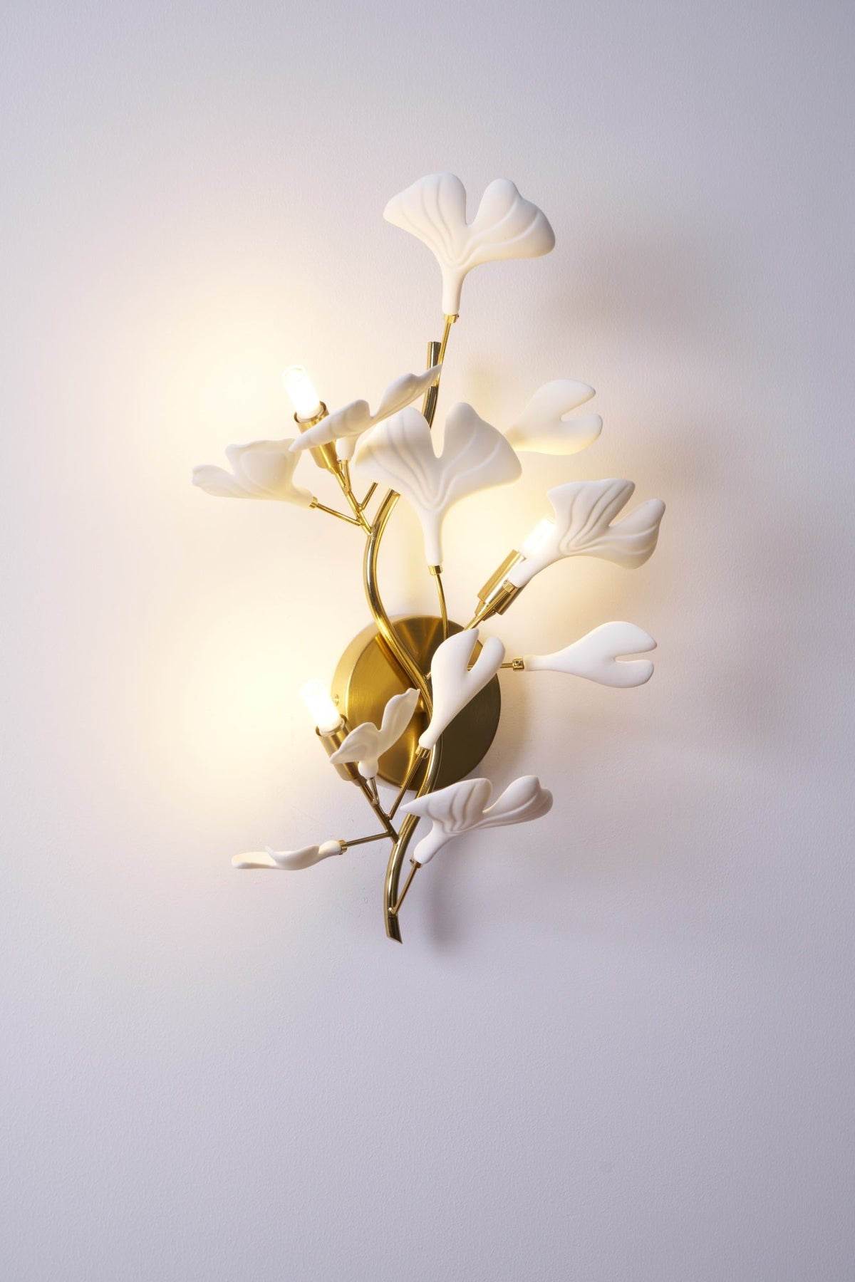 Oakes zeitgenössische luxuriöse Wandleuchte aus Ginkgo-Keramik