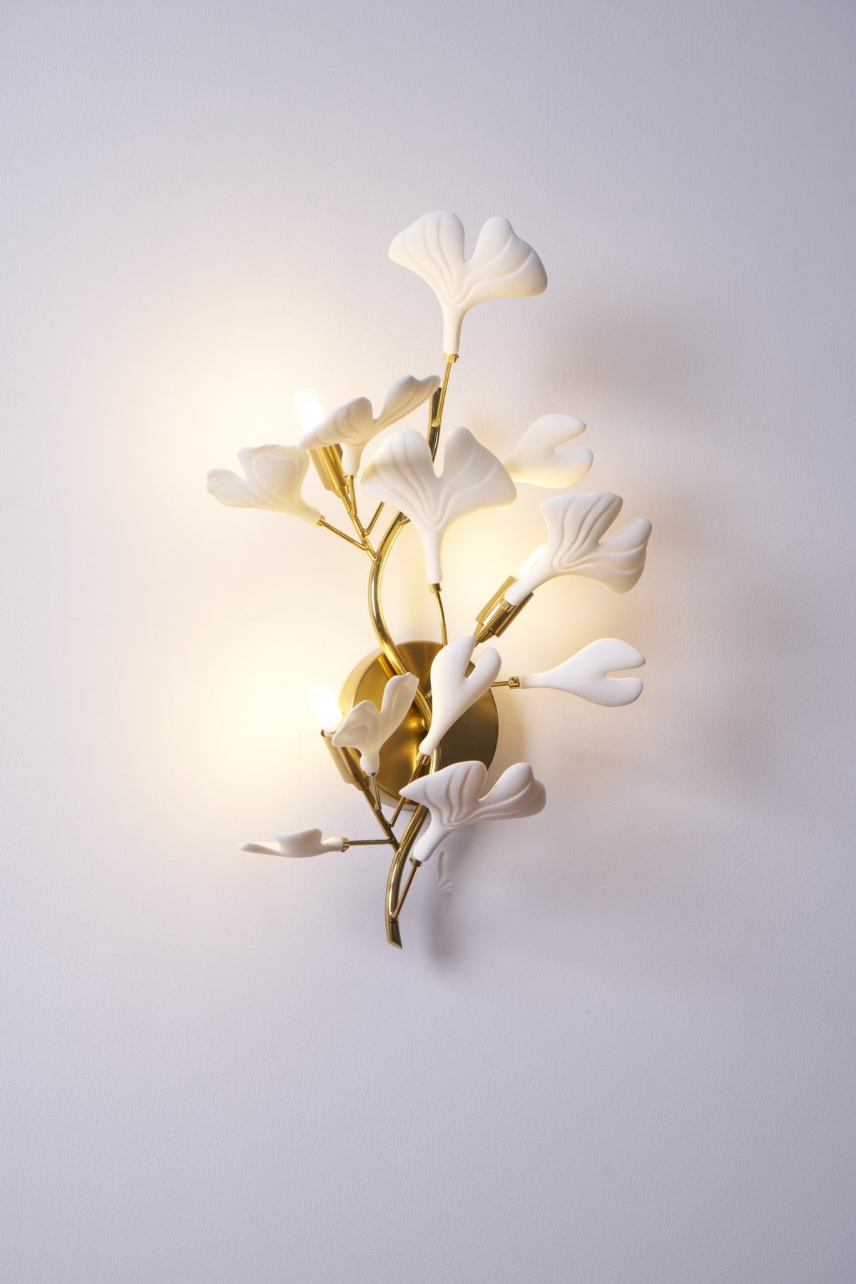 Oakes zeitgenössische luxuriöse Wandleuchte aus Ginkgo-Keramik