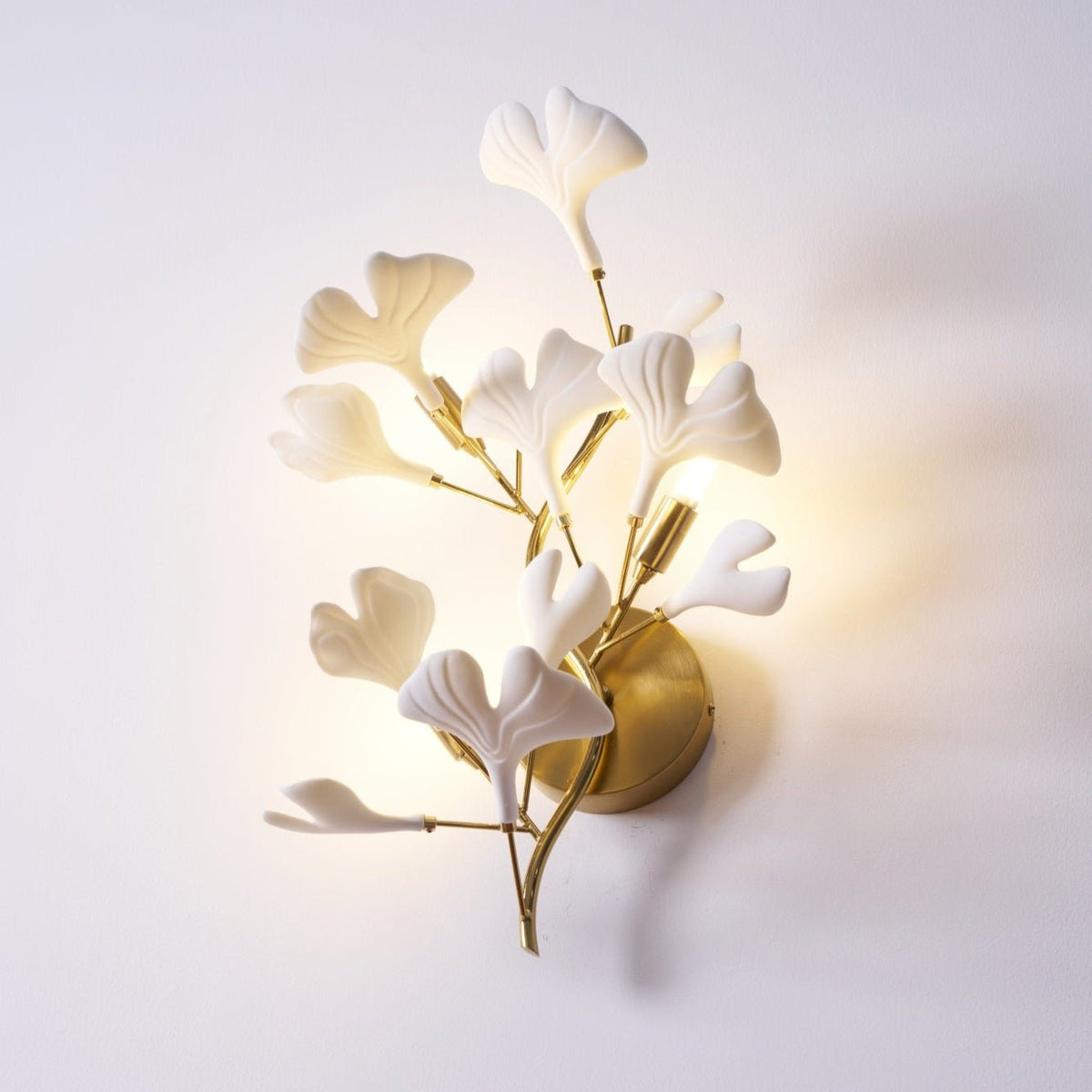 Oakes zeitgenössische luxuriöse Wandleuchte aus Ginkgo-Keramik