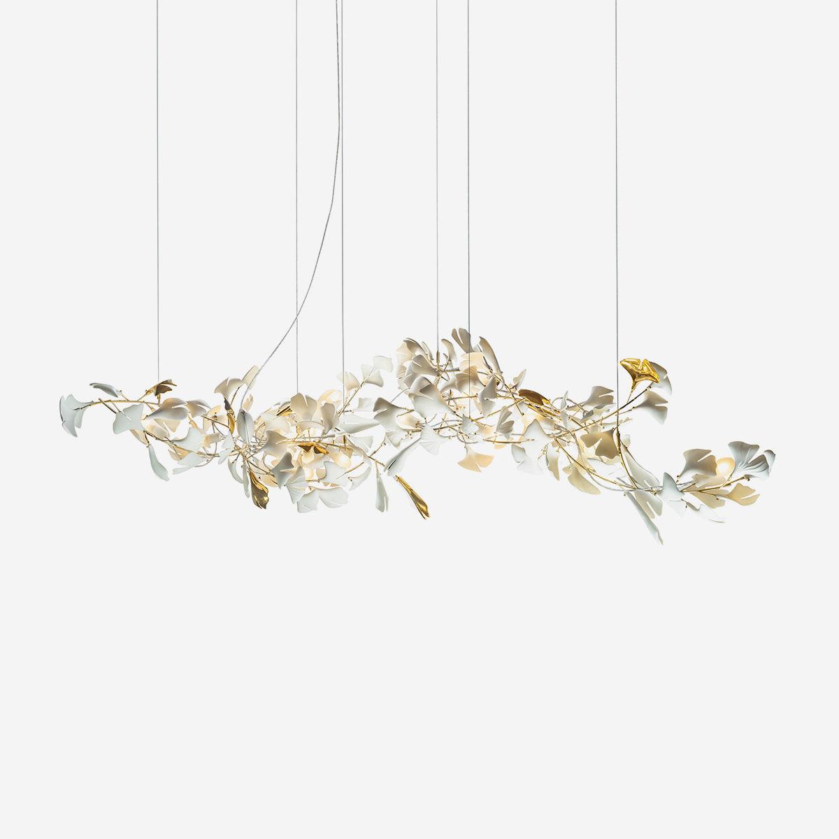 Calix Kronleuchter mit Lampenschirm aus Keramik in Form von Ginkgoblättern, Weiß-Gold, modern