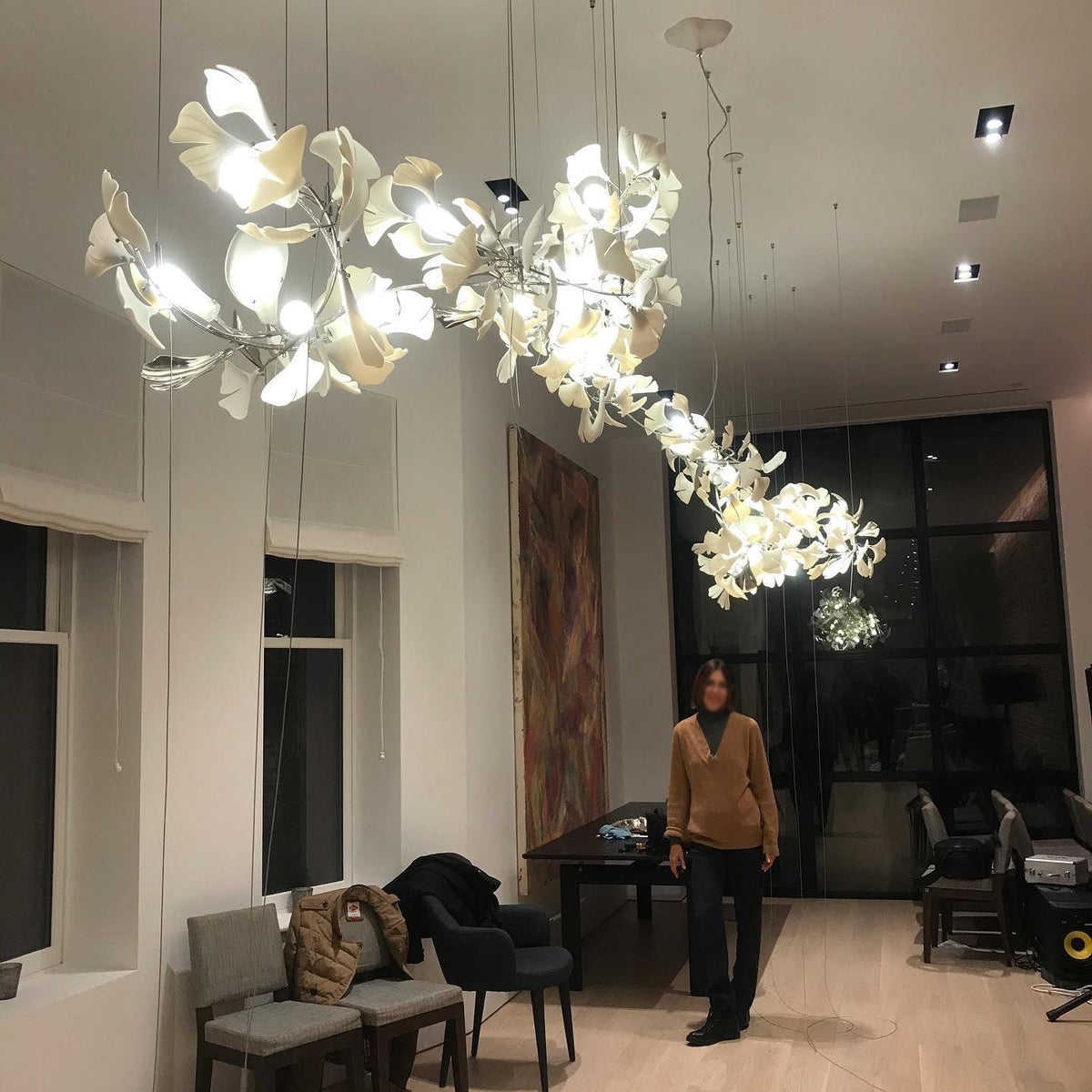 Calix Kronleuchter mit Lampenschirm aus Keramik in Form von Ginkgoblättern, Weiß-Gold, modern