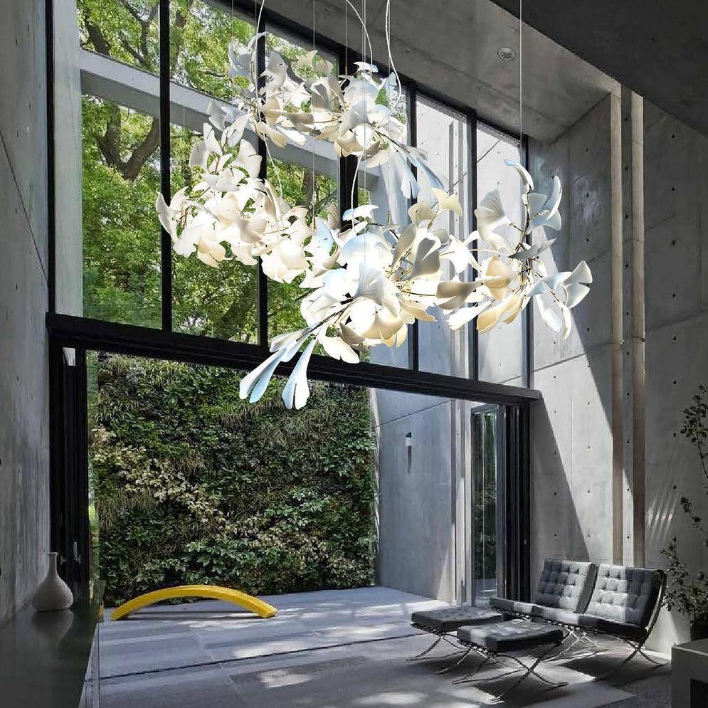 Calix Kronleuchter mit Lampenschirm aus Keramik in Form von Ginkgoblättern, Weiß-Gold, modern