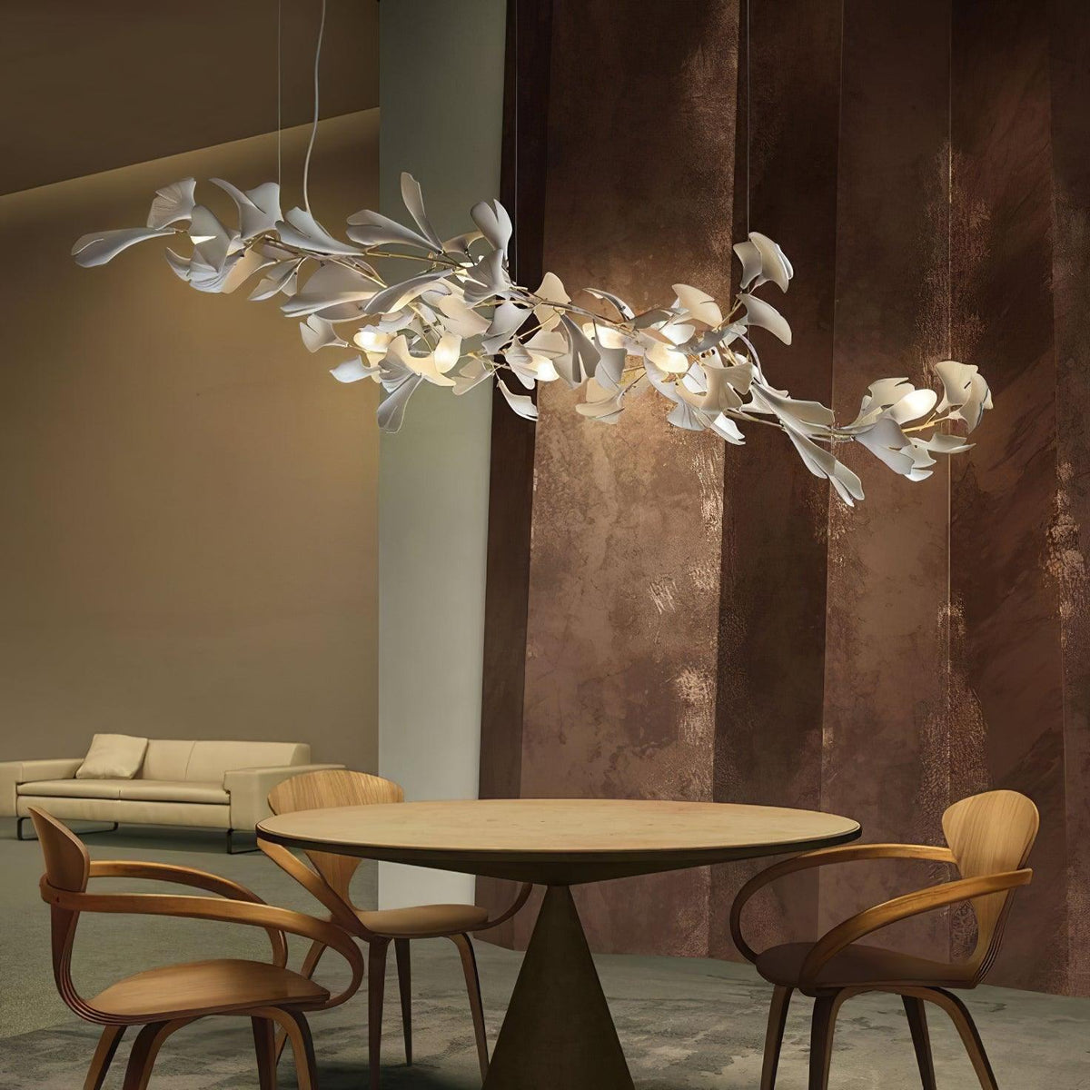 Calix Kronleuchter mit Lampenschirm aus Keramik in Form von Ginkgoblättern, Weiß-Gold, modern
