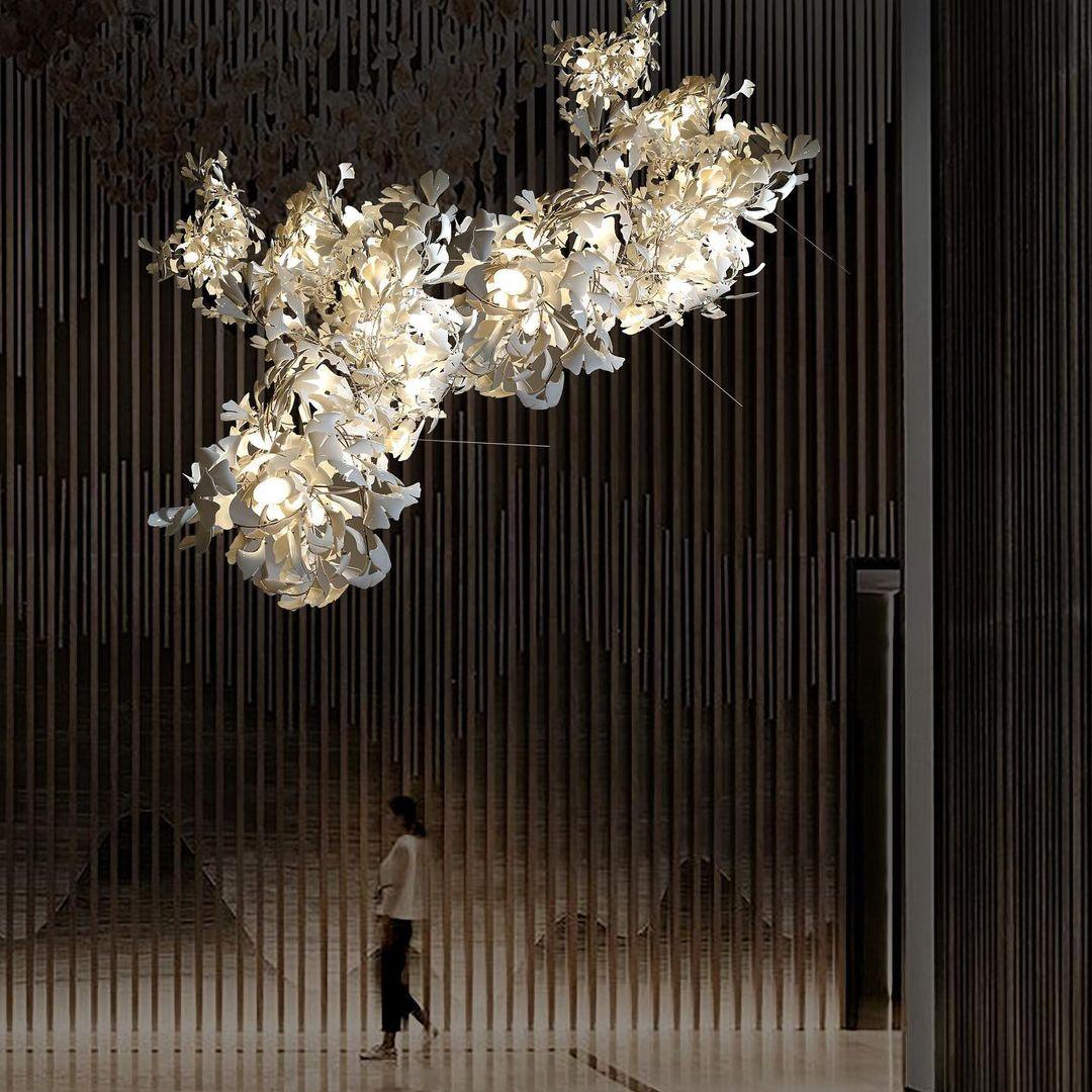 Calix Kronleuchter mit Lampenschirm aus Keramik in Form von Ginkgoblättern, Weiß-Gold, modern