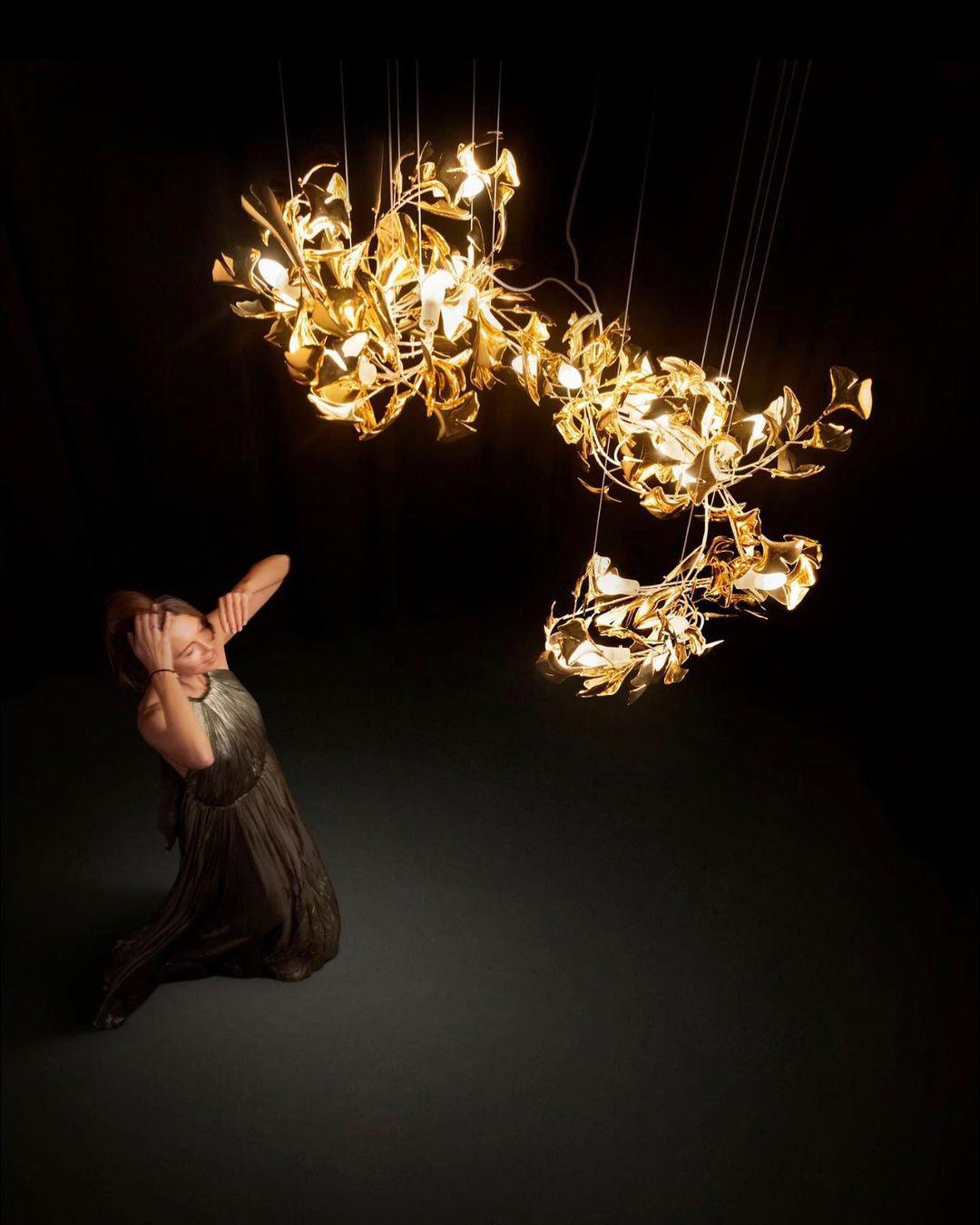 Calix Kronleuchter mit Lampenschirm aus Keramik in Form von Ginkgoblättern, Weiß-Gold, modern
