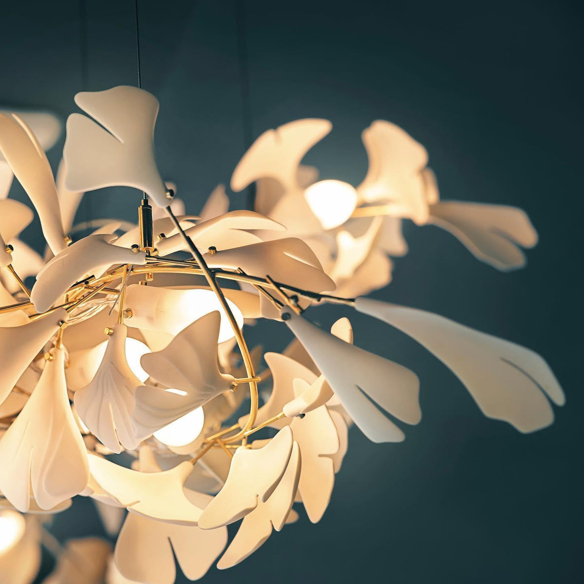 Tarenis Kronleuchter aus Keramik im künstlerischen Design