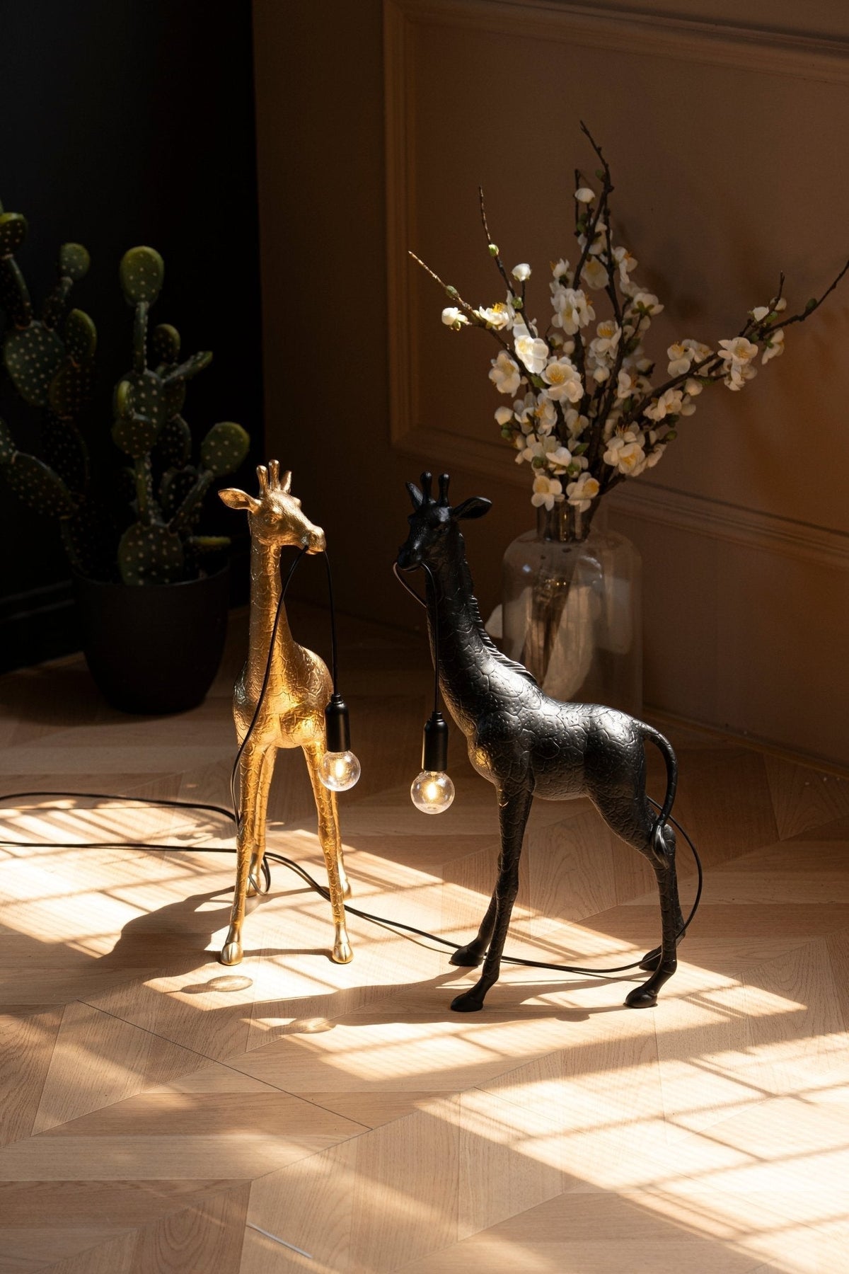 Fexl luxuriöse Giraffe Royale Skulptur-Stehleuchte