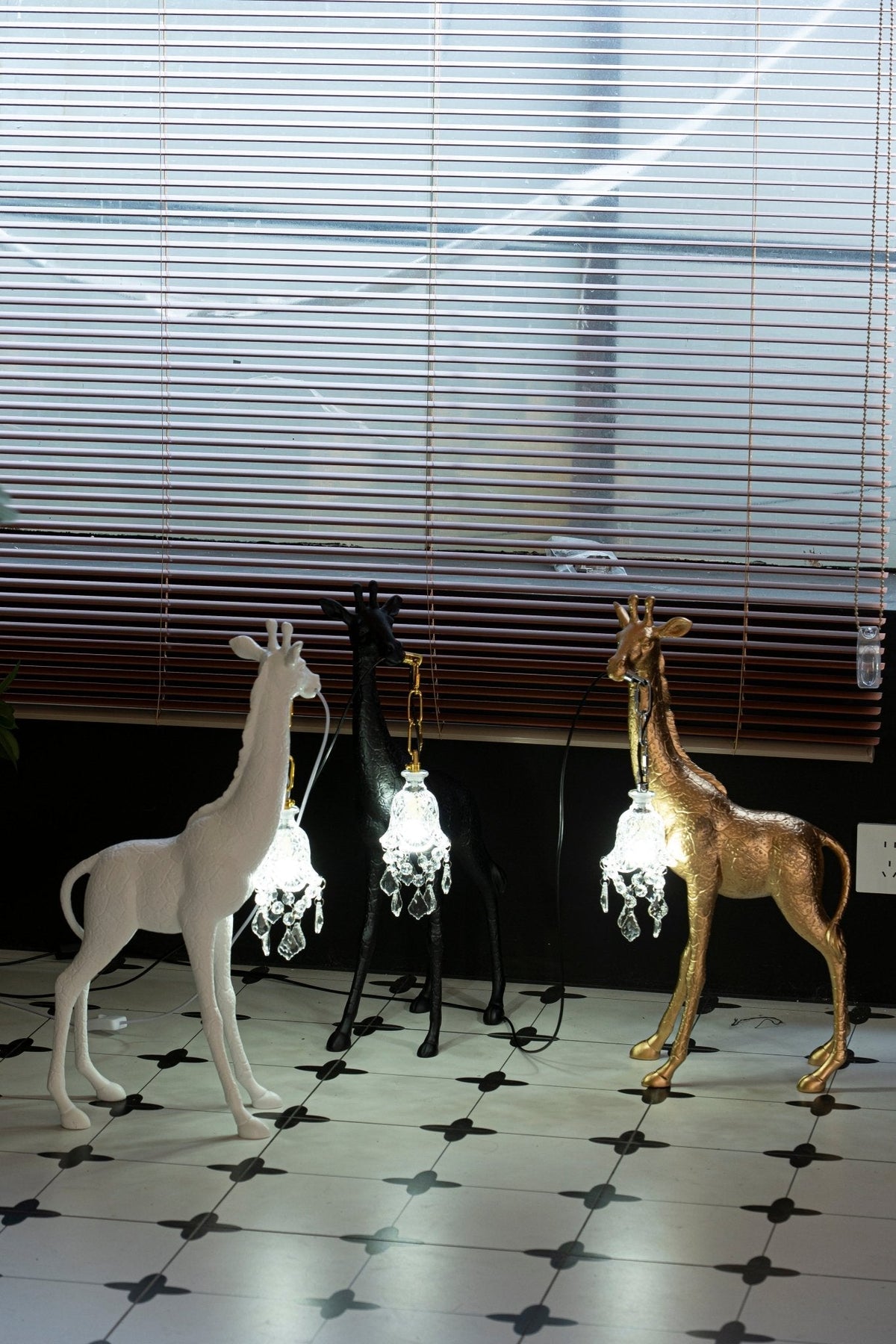 Fexl luxuriöse Giraffe Royale Skulptur-Stehleuchte