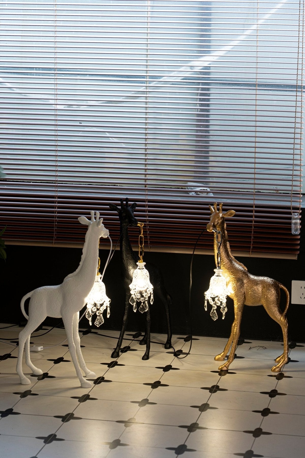 Fexl luxuriöse Giraffe Royale Skulptur-Stehleuchte
