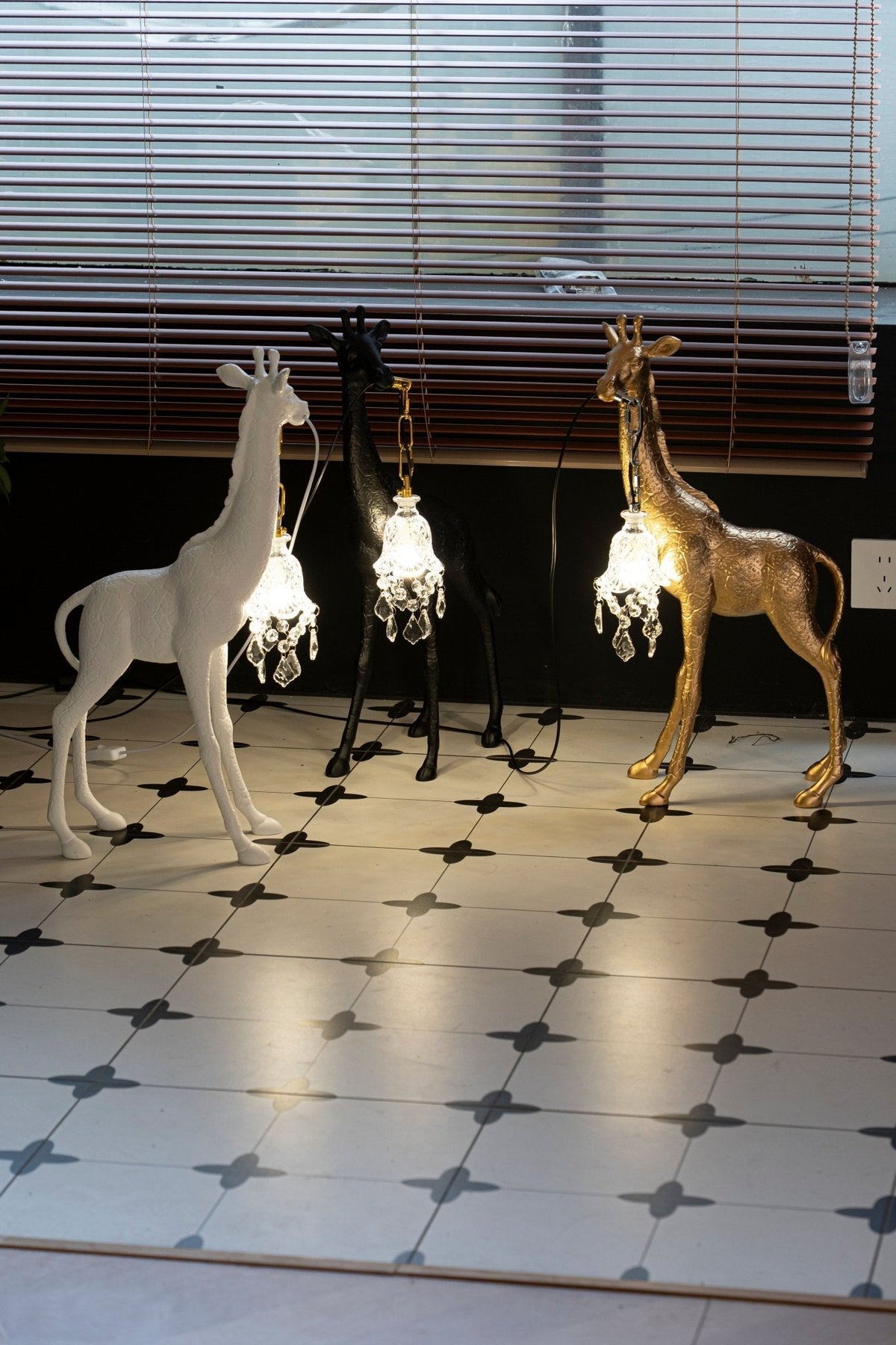 Fexl luxuriöse Giraffe Royale Skulptur-Stehleuchte