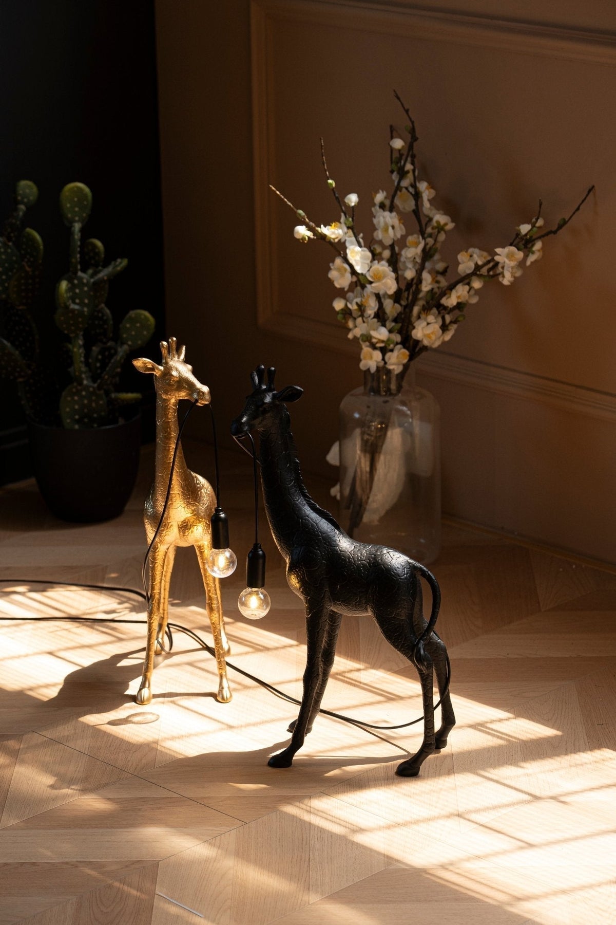 Fexl luxuriöse Giraffe Royale Skulptur-Stehleuchte