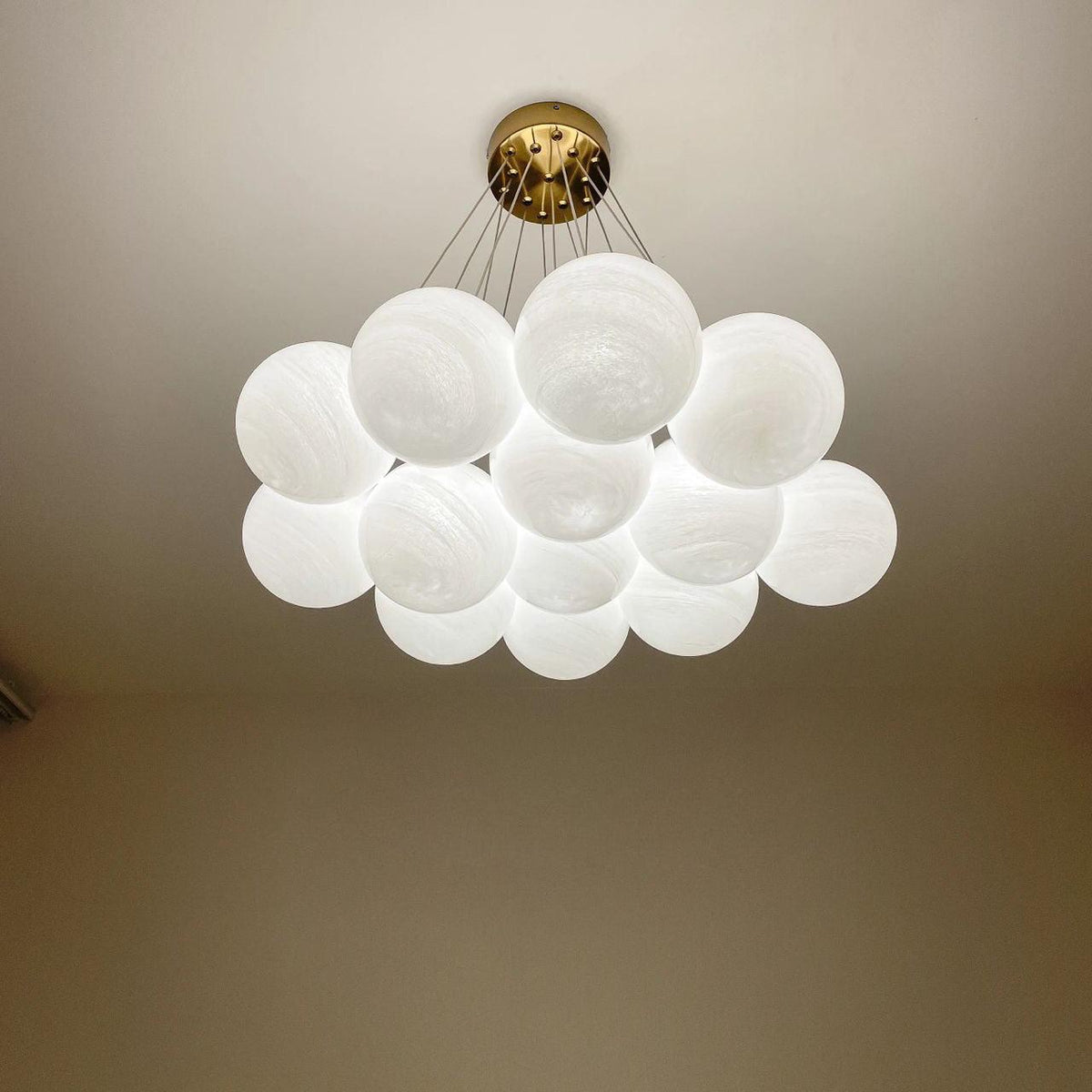 Celalissa Kronleuchter aus Milchglas