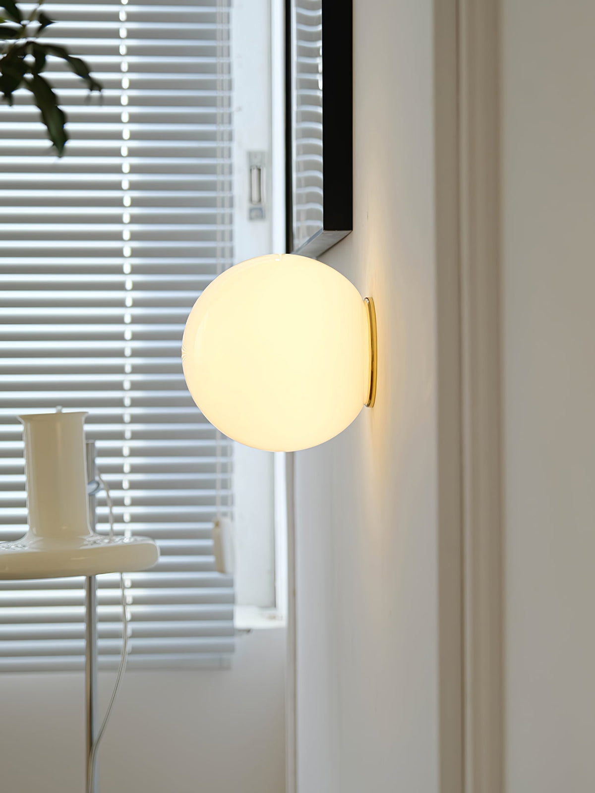 Celorira zeitgenössische Mini-Kugelleuchte aus Milchglas in Wandleuchte