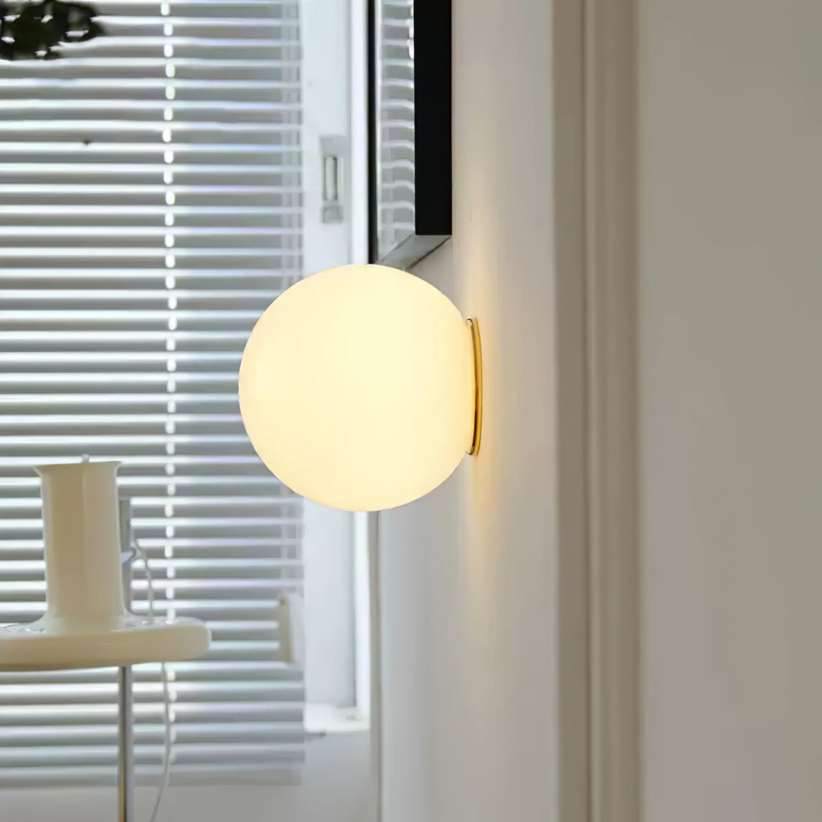 Celorira zeitgenössische Mini-Kugelleuchte aus Milchglas in Wandleuchte