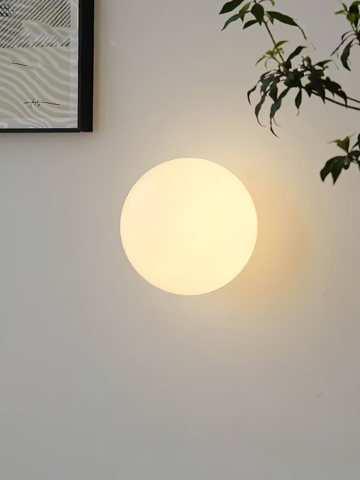 Celorira zeitgenössische Mini-Kugelleuchte aus Milchglas in Wandleuchte