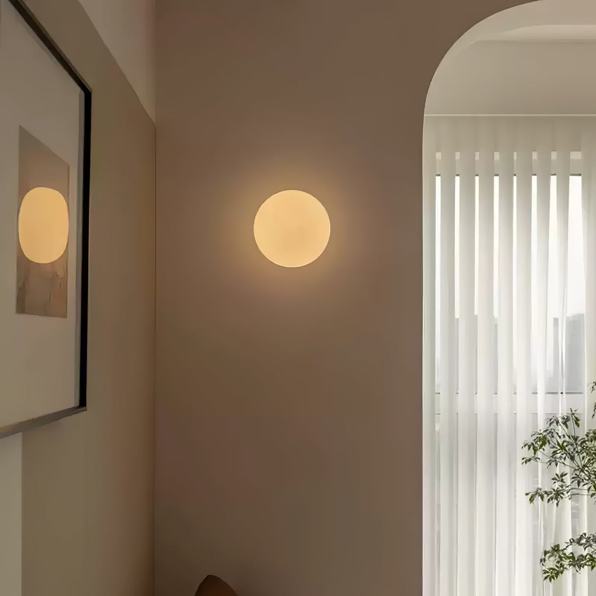 Celorira zeitgenössische Mini-Kugelleuchte aus Milchglas in Wandleuchte