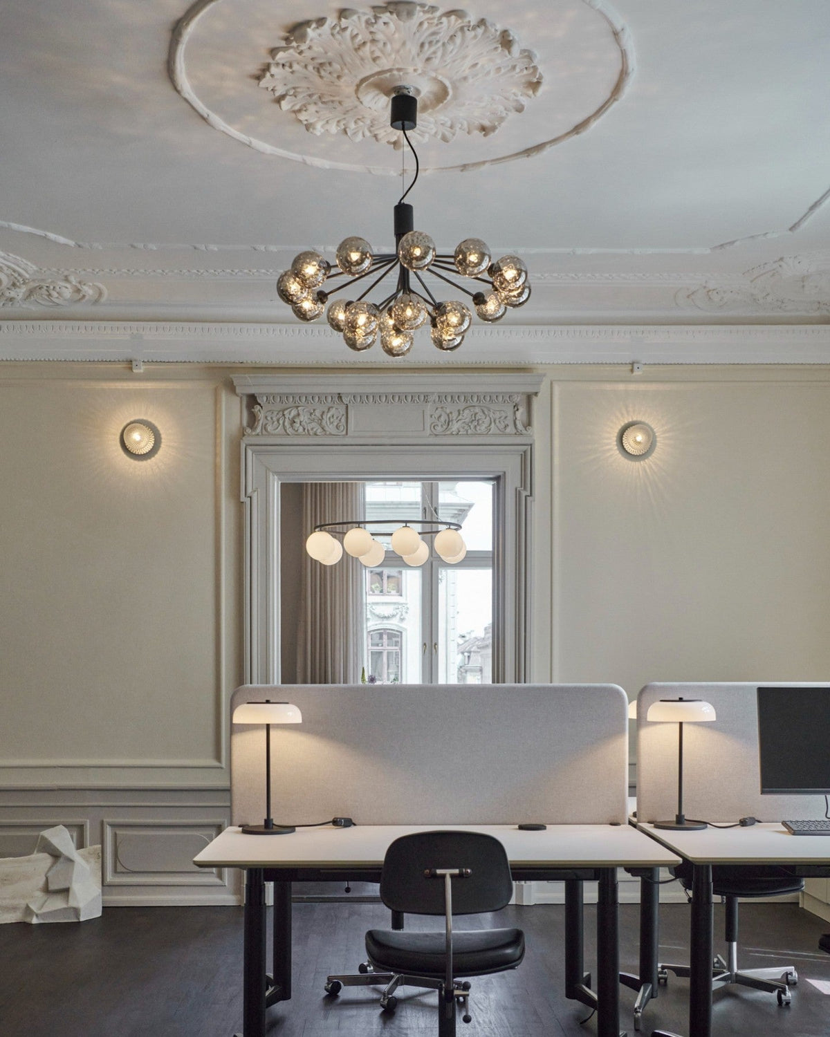 Eirelelle Pendelleuchte mit Glas-Kugel-Cluster in Messing