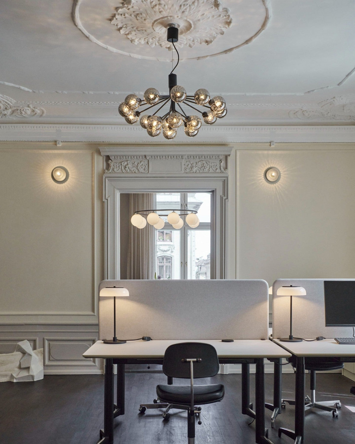 Eirelelle Pendelleuchte mit Glas-Kugel-Cluster in Messing