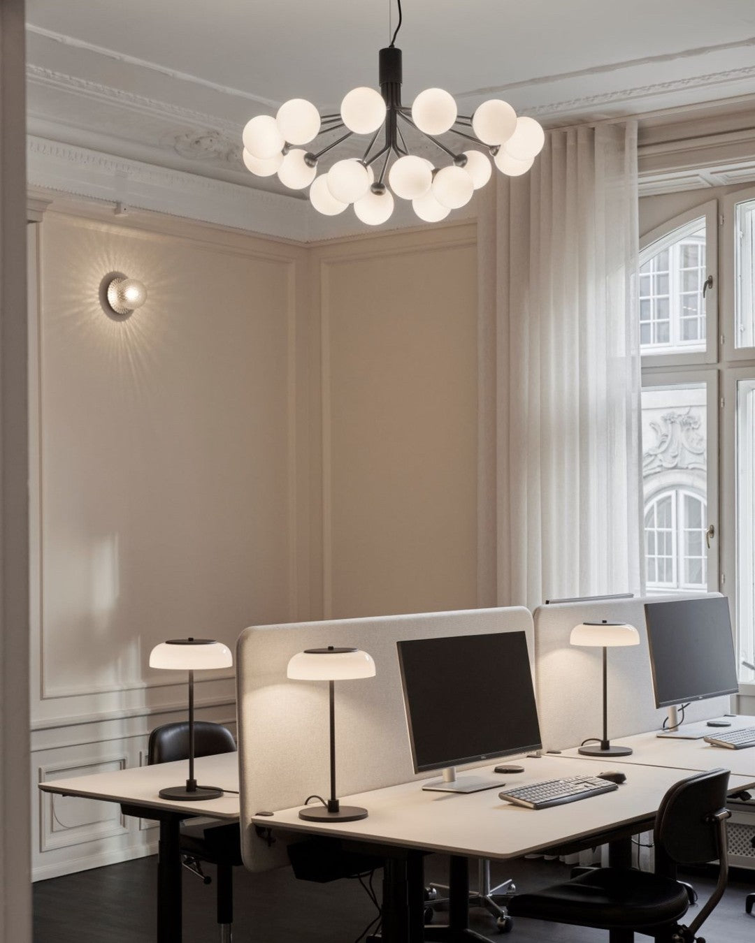 Eirelelle Pendelleuchte mit Glas-Kugel-Cluster in Messing