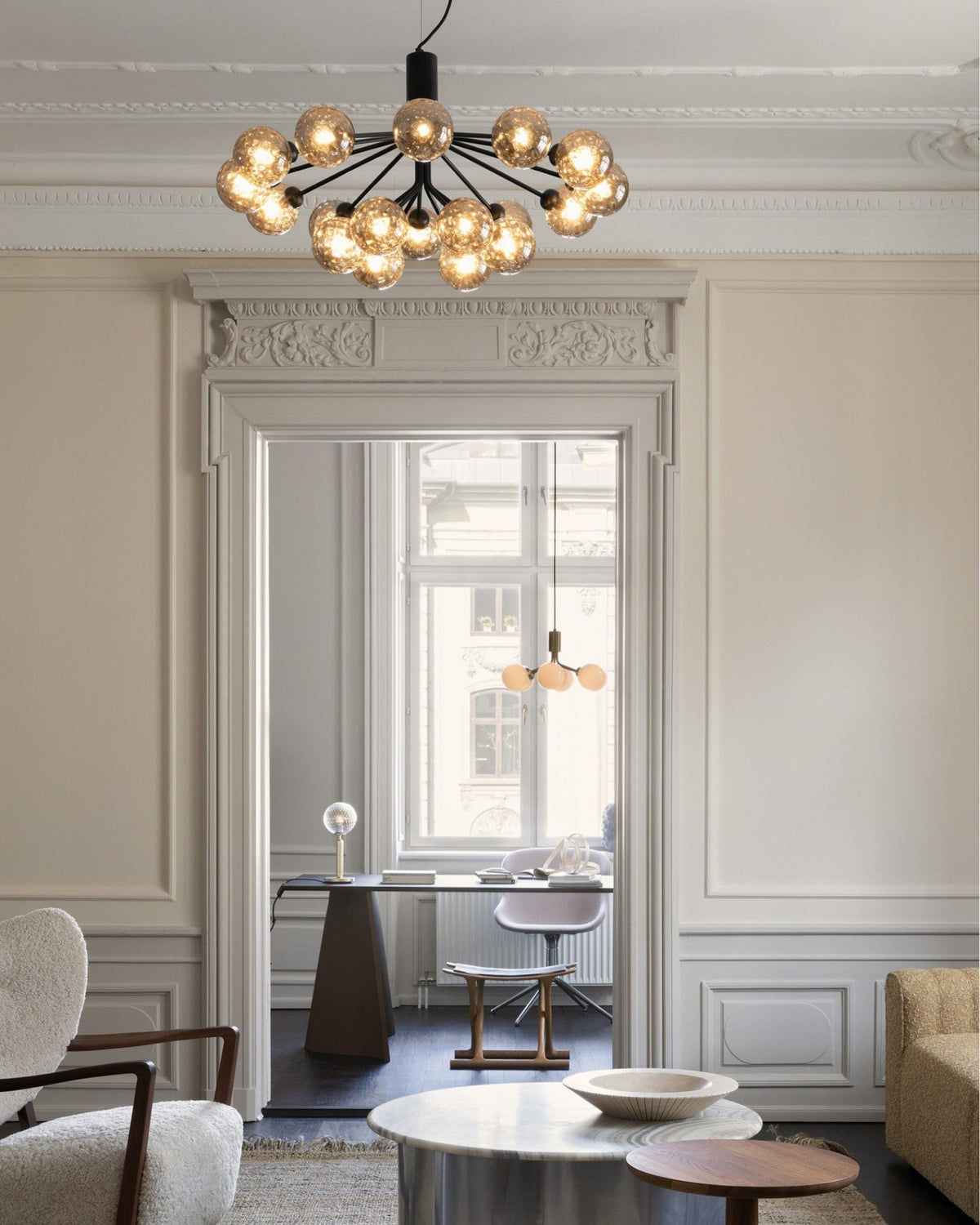 Eirelelle Pendelleuchte mit Glas-Kugel-Cluster in Messing