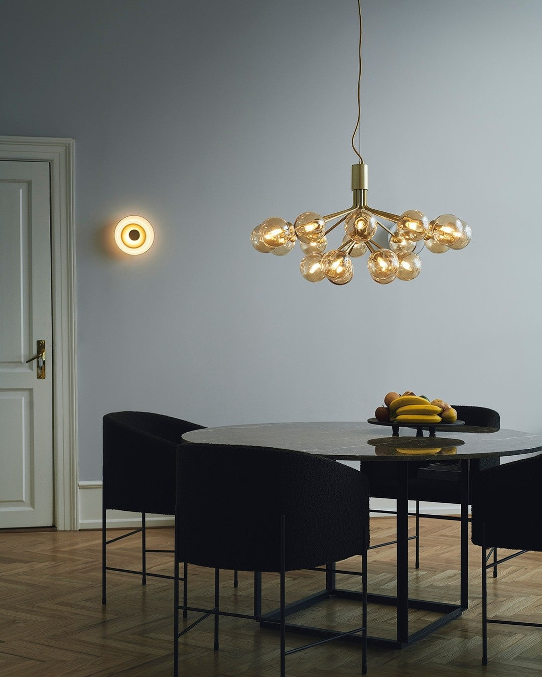 Eirelelle Pendelleuchte mit Glas-Kugel-Cluster in Messing