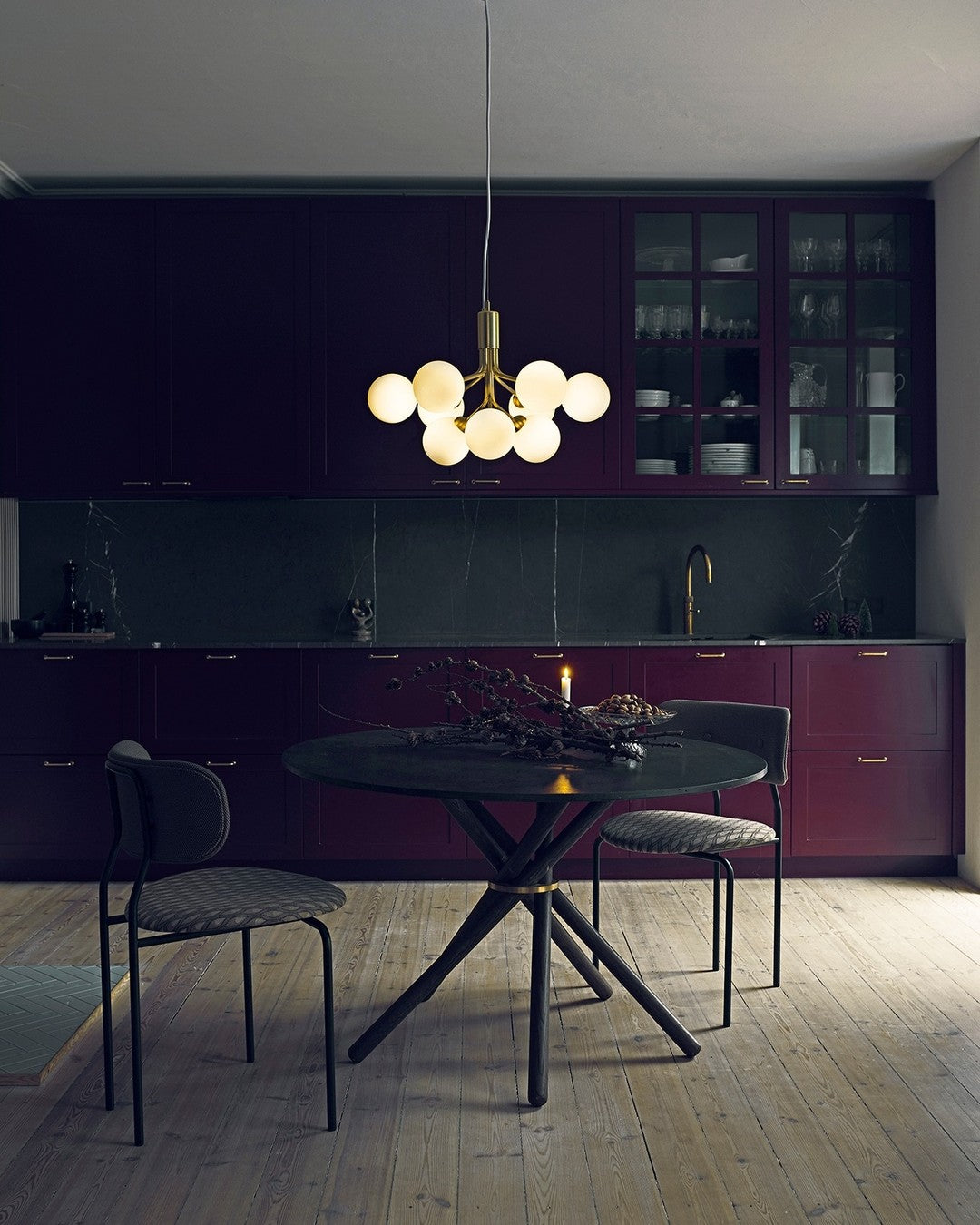 Eirelelle Pendelleuchte mit Glas-Kugel-Cluster in Messing