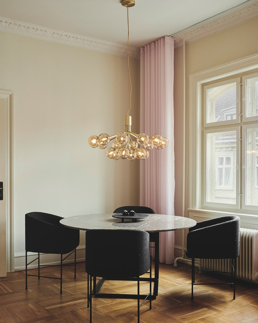 Eirelelle Pendelleuchte mit Glas-Kugel-Cluster in Messing