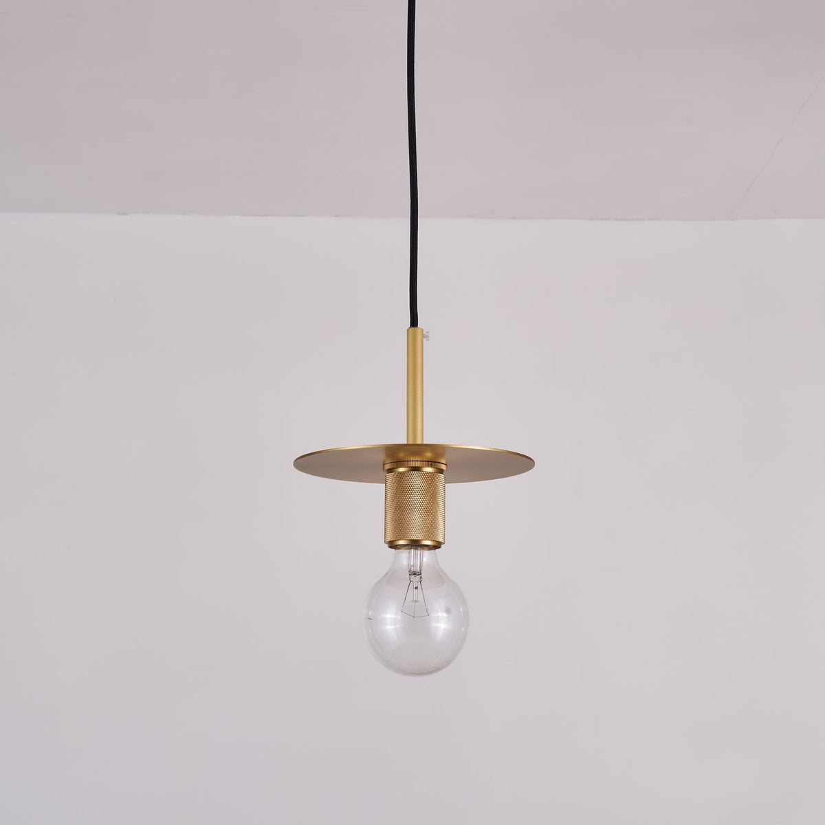 Allirus zeitgenössische minimalistische nordische Messing-Pendelleuchte