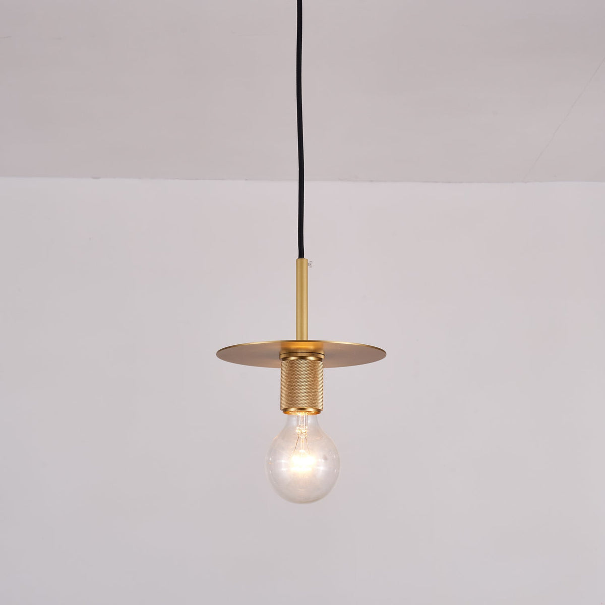 Allirus zeitgenössische minimalistische nordische Messing-Pendelleuchte