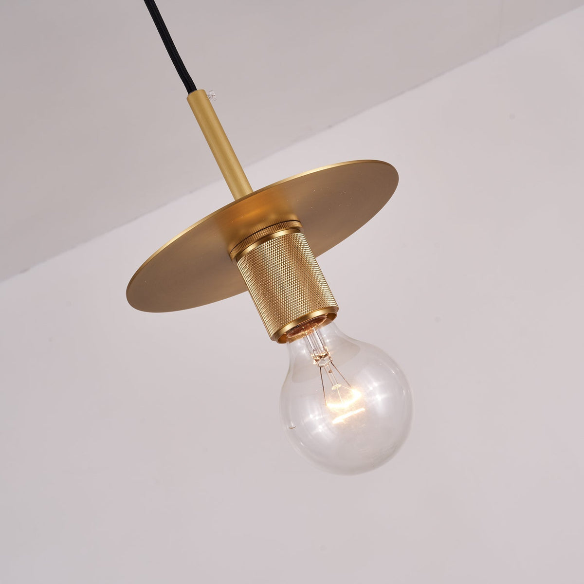 Allirus zeitgenössische minimalistische nordische Messing-Pendelleuchte