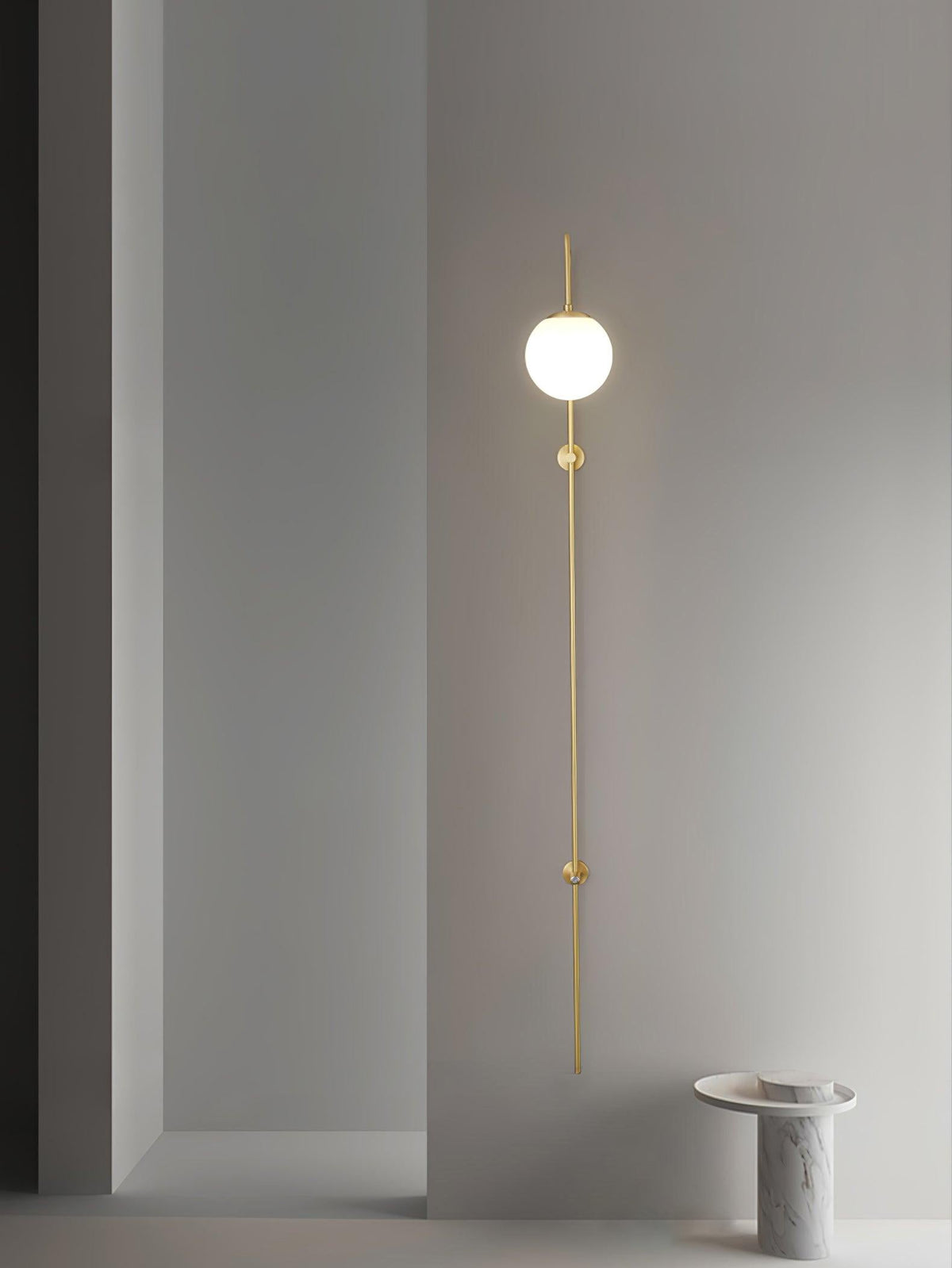 Nyvaris zeitgenössische minimalistische Wandleuchte aus Messing mit Kugel in Glas | Cielum