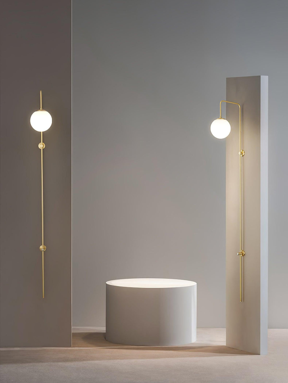 Nyvaris zeitgenössische minimalistische Wandleuchte aus Messing mit Kugel in Glas | Cielum
