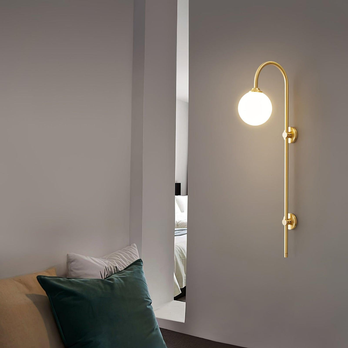 Nyvaris zeitgenössische minimalistische Wandleuchte aus Messing mit Kugel in Glas | Cielum